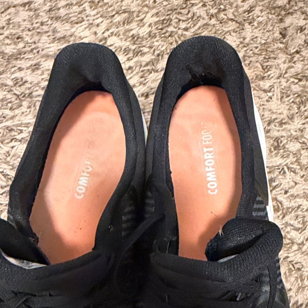 Nike Women’s 11.5 Black and White Athletic Running Shoes - Picture 4 of 9